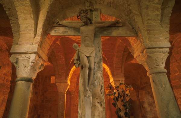 fotografia della cripta di una chiesa medievale