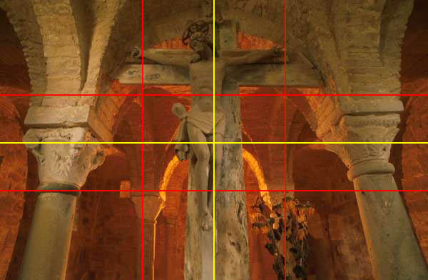 inquadratura per fotografare una cripta medievale con crocifisso